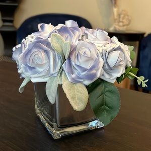 Custom made white and blue rose flowers bouquet in a mirrored square vase.